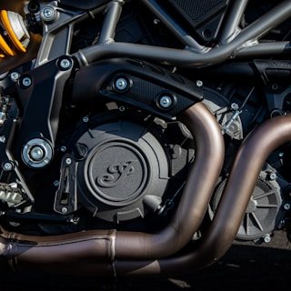Foto profil detail mesin motor tanpa wajah manusia