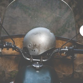Foto profil helm dan motor tanpa wajah manusia
