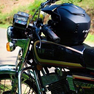 Foto profil motor dan helm tanpa wajah manusia